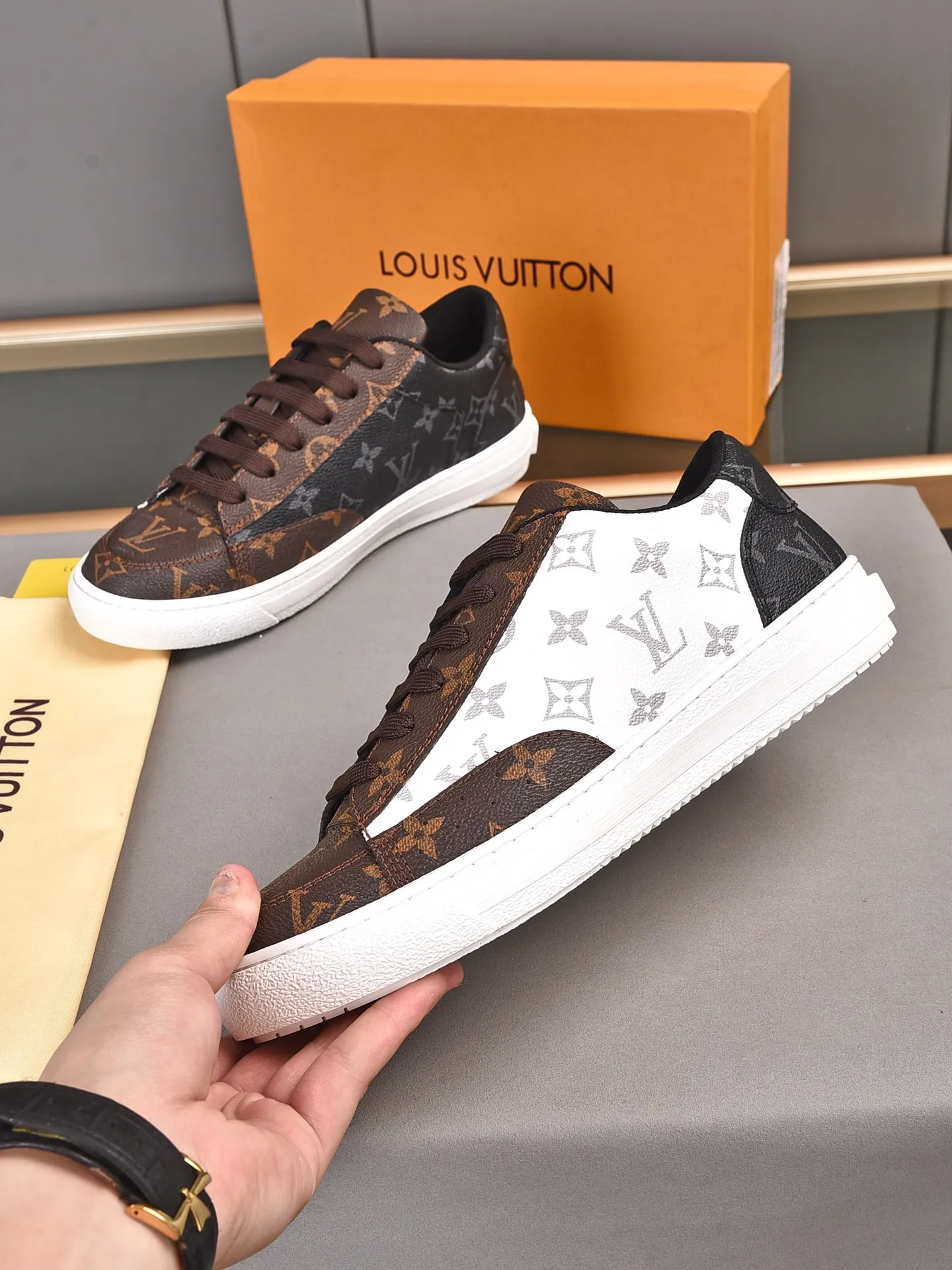 💰💰💰P420 [LV's latest model] New casual Korean-style men's shoes, new autumn and winter design, perfect workmanship, cabinet quality, upper PVC material, breathable mesh lining; soft and comfortable, original rubber outsole super light Wear-resistant, simple, versatile fashion men's shoes, bright colors Two colors available Size 38--44 (45 46 customized)